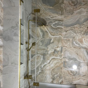 Стеклянная шторка на ванну