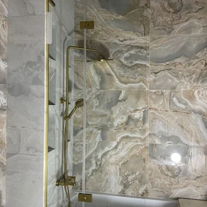 Стеклянная шторка на ванну