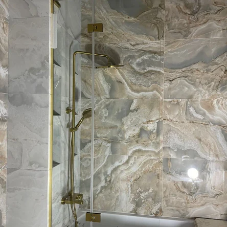 Стеклянная шторка на ванну